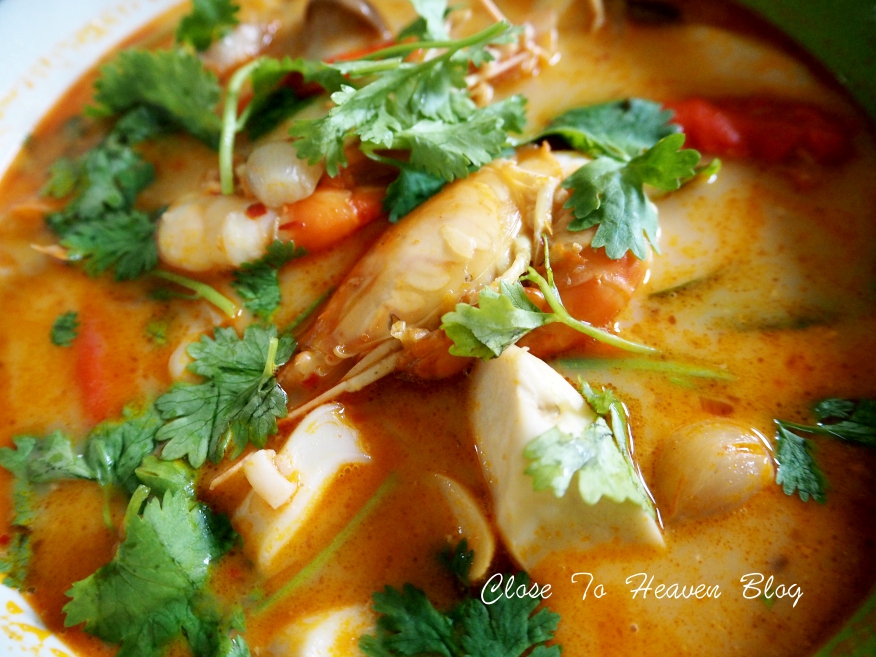 ต้มยำทะเลน้ำข้น ใส่เห็ดออเร็นจิ Seafood Tom Yum