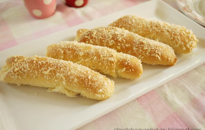 Spanish Bread ชื่อสเปนแต่คือขนมปังหวานของฟิลิปปินส์