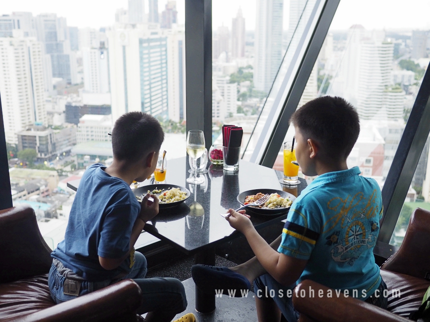The Continent Hotel Bangkok พักผ่อนชิล ๆ กับสองหนุ่ม