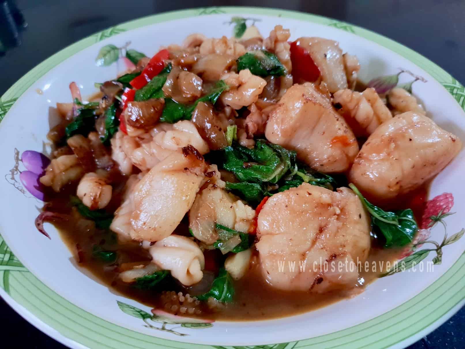 ผัดกะเพรา ปลาหมึก Pad Ka Prao Squids & Scallops