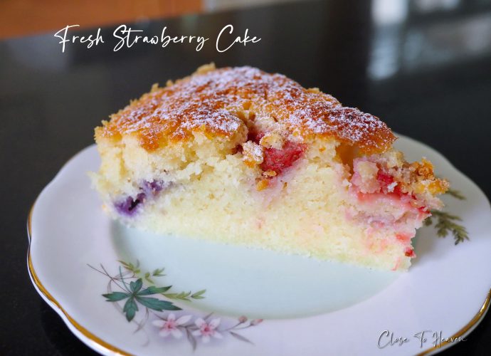 Fresh Strawberry Cake เค้กสตรอเบอร์รี่ หน้ากรอบ