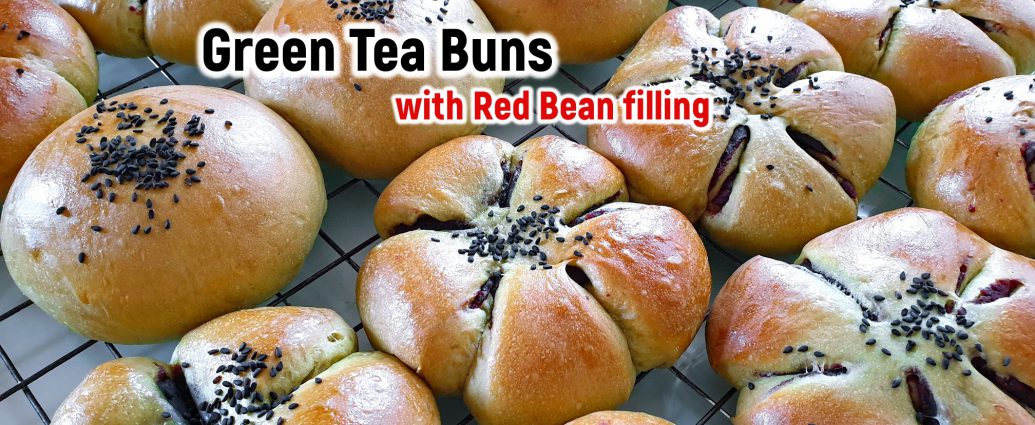 Green tea buns with red bean filling ขนมปังชาเขียวไส้ถั่วแดง