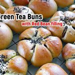 Green tea buns with red bean filling ขนมปังชาเขียวไส้ถั่วแดง