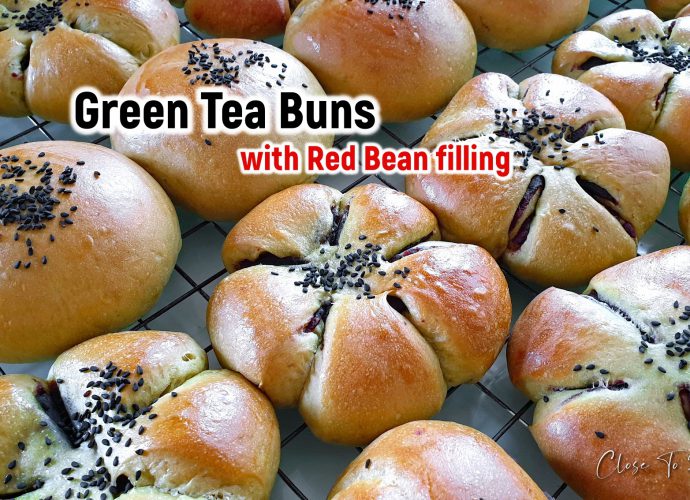 Green tea buns with red bean filling ขนมปังชาเขียวไส้ถั่วแดง