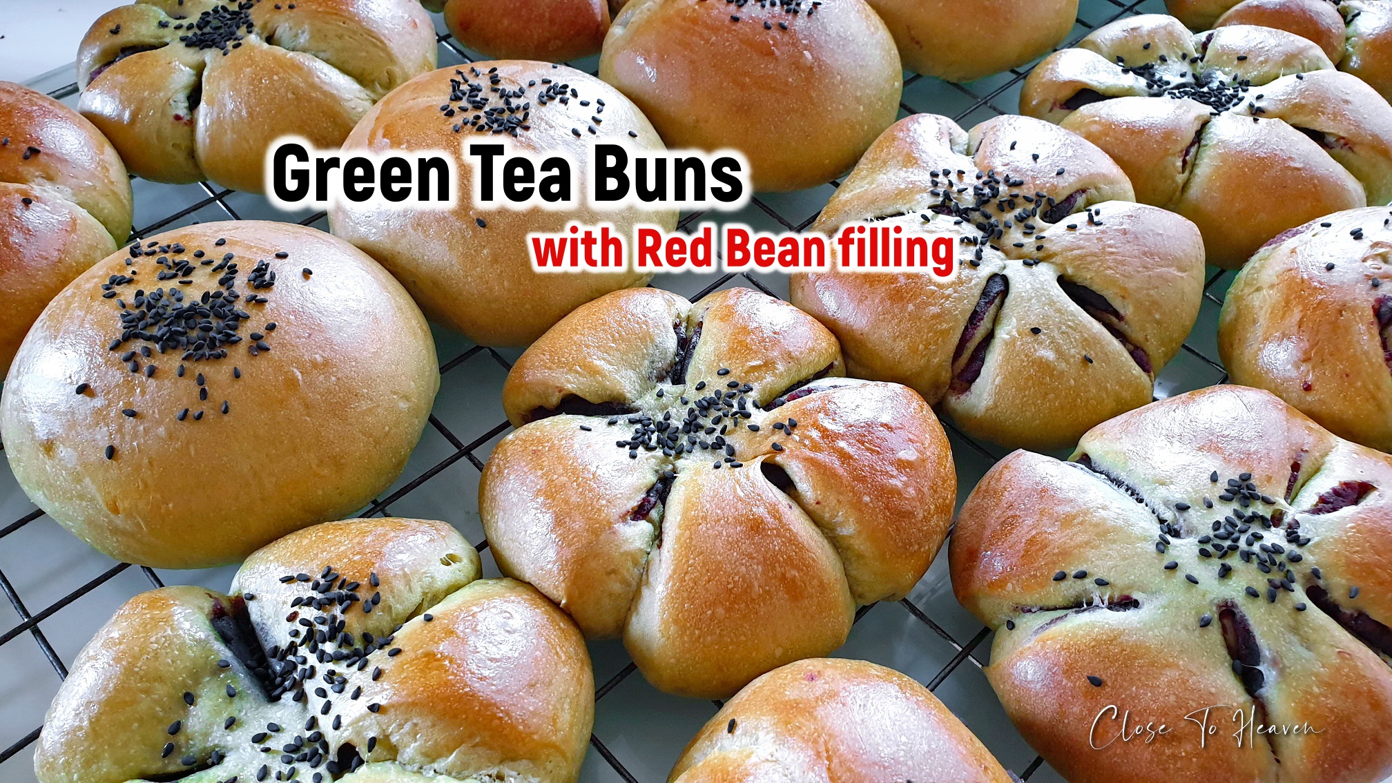 Green tea buns with red bean filling ขนมปังชาเขียวไส้ถั่วแดง